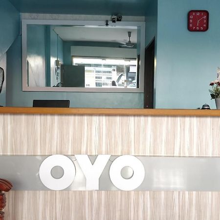 Oyo 89737 Hotel Tishoa Kampong Batu Tiga Екстер'єр фото