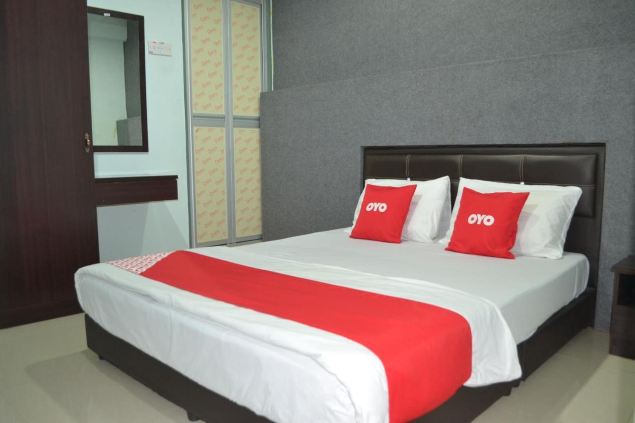 Oyo 89737 Hotel Tishoa Kampong Batu Tiga Екстер'єр фото