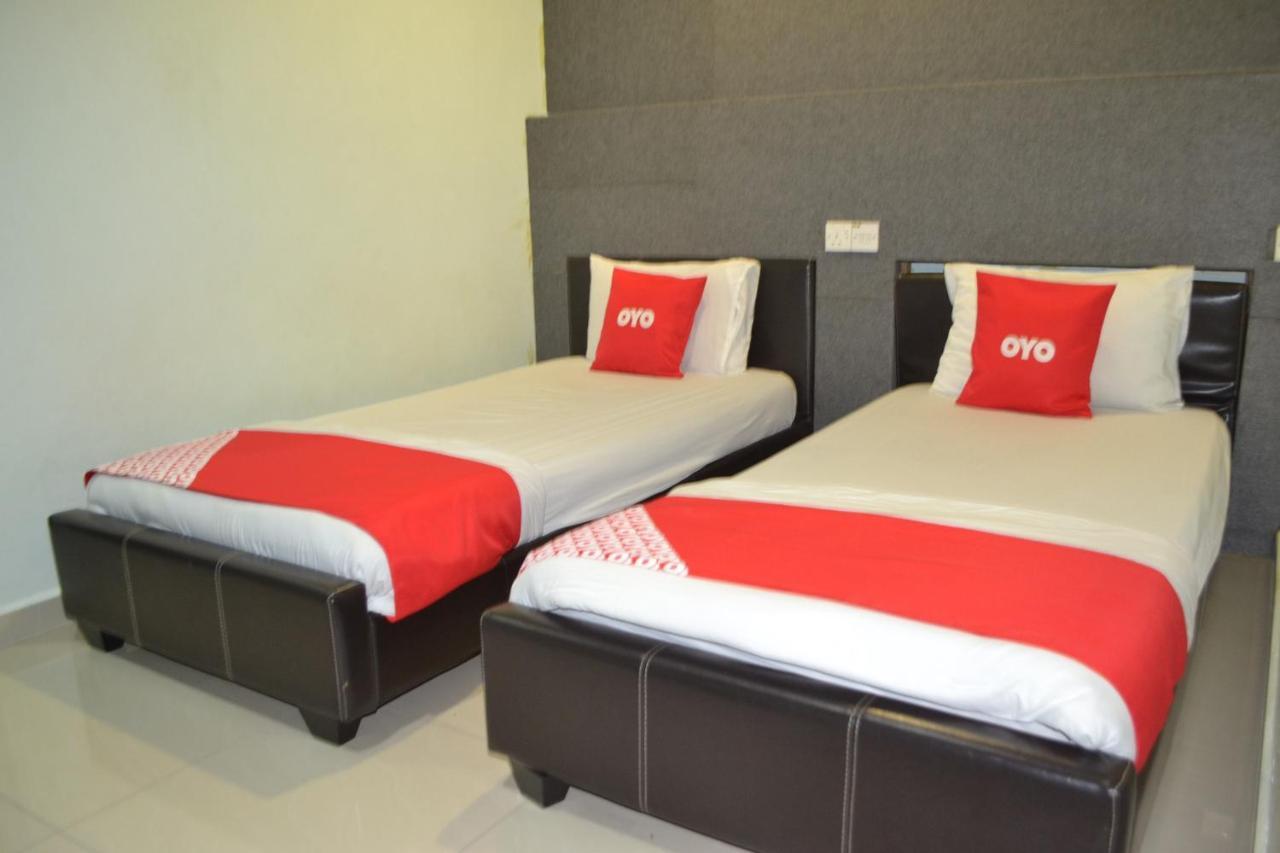 Oyo 89737 Hotel Tishoa Kampong Batu Tiga Екстер'єр фото