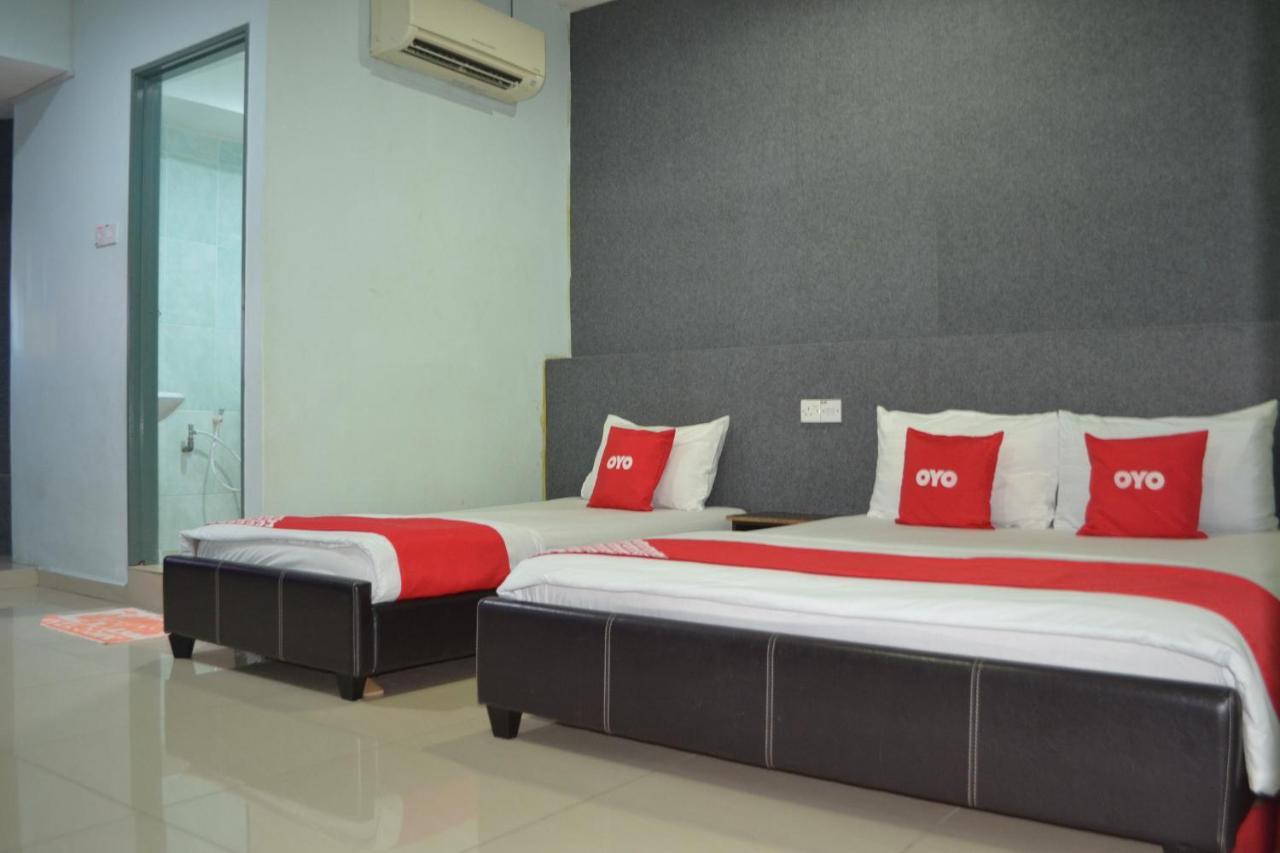 Oyo 89737 Hotel Tishoa Kampong Batu Tiga Екстер'єр фото