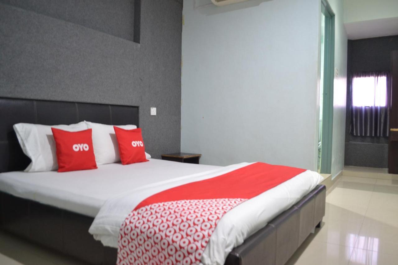 Oyo 89737 Hotel Tishoa Kampong Batu Tiga Екстер'єр фото