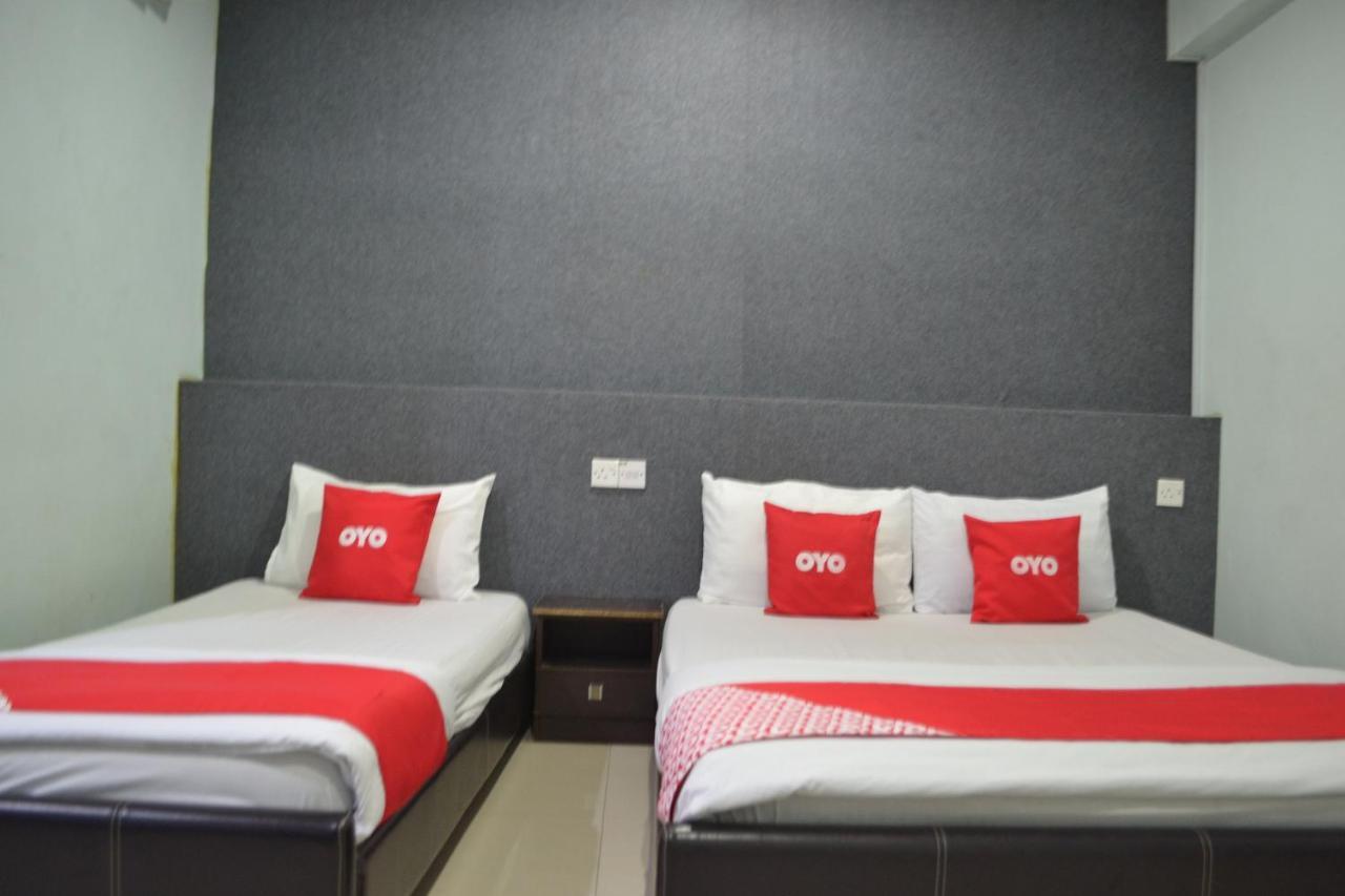Oyo 89737 Hotel Tishoa Kampong Batu Tiga Екстер'єр фото