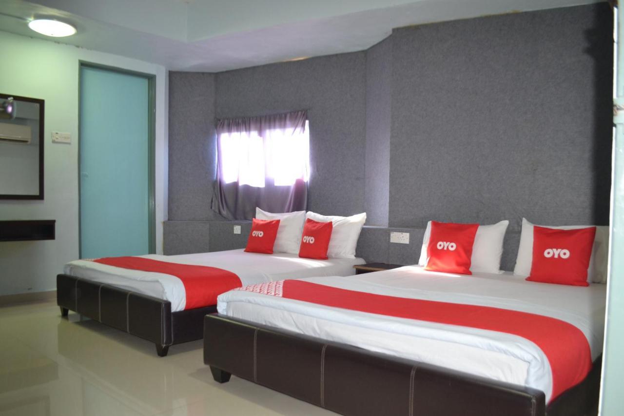 Oyo 89737 Hotel Tishoa Kampong Batu Tiga Екстер'єр фото